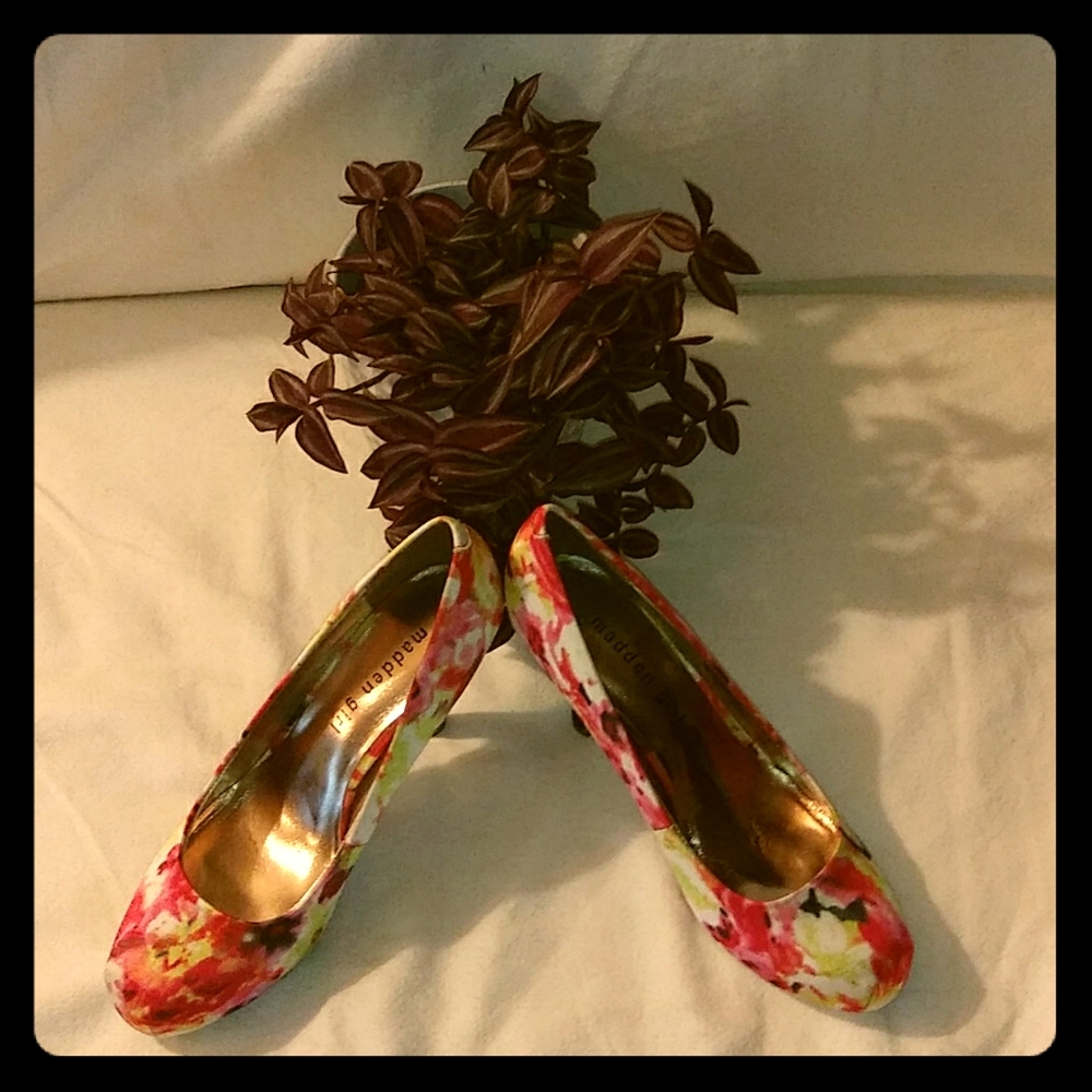 Satin floral print pumps
